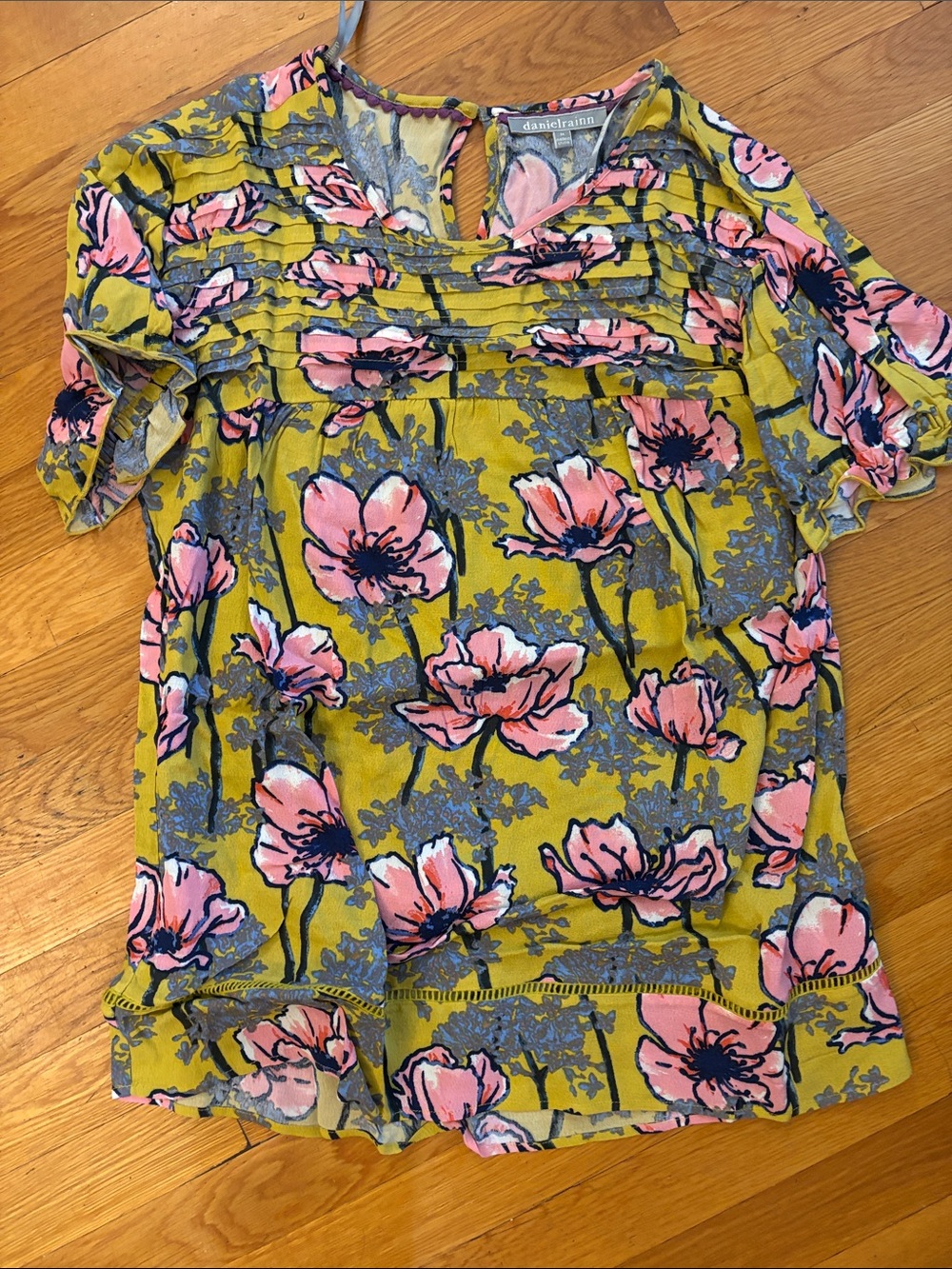 Daniel Rainn Pink Floral Pintuck Short Sleeve Blouse on Chartreuse